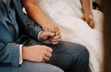 Brautpaar hält Hände