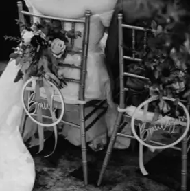 Braut und Bräutigam Schild an Stühlen