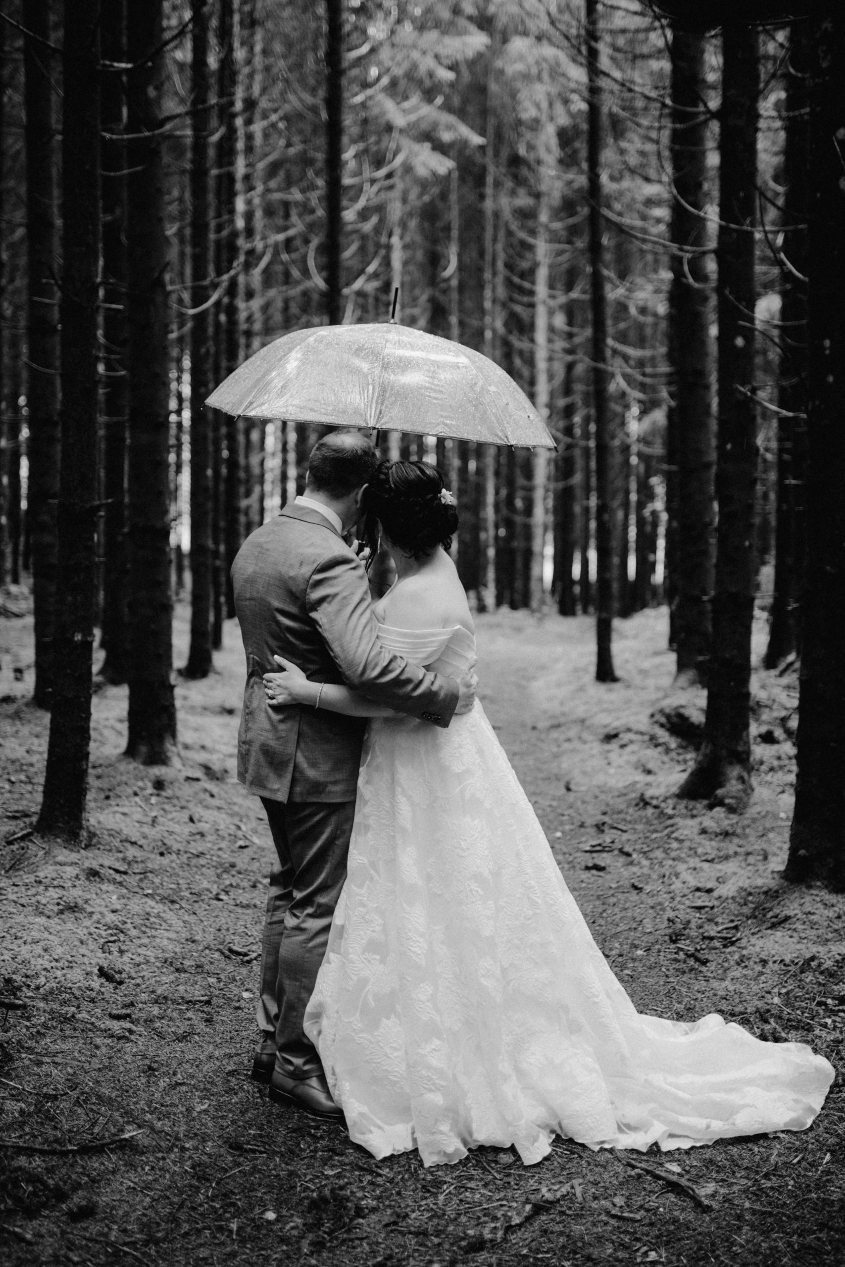 Regenhochzeit, Brautpaar mit Regenschirm © Lisa Staudinger