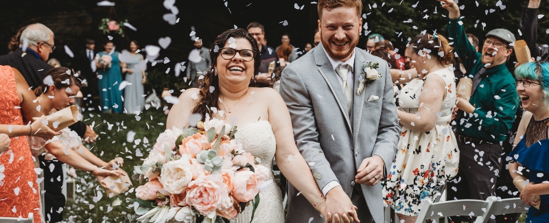 Brautpaar und Blüten in der Luft